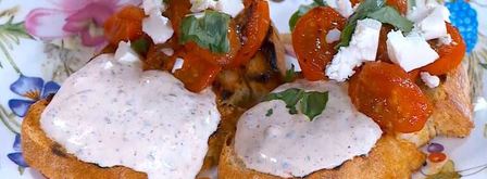 тосты с фетой, помидорами и йогуртовым кремом. Шаг 6