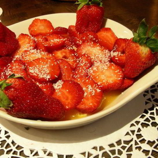 Рецепт легкого десерта из клубники, апельсинов и апельсинового ликера