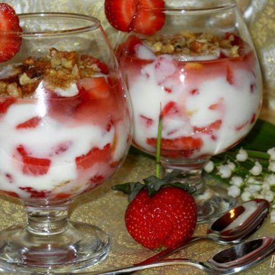 Рецепт летнего клубничного десерта с йогуртом