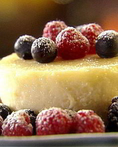 Лимонный манный пудинг с лесными ягодами