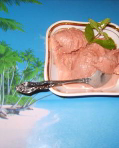 Карамельно-вишневое мороженое с корицей