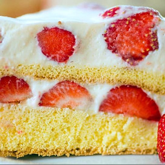 Рецепт легкого клубничного бисквитного торта-мороженого