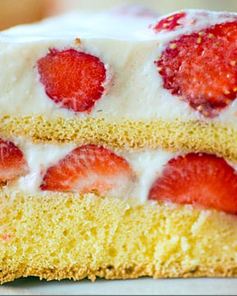 Легкий клубничный бисквитный торт-мороженое