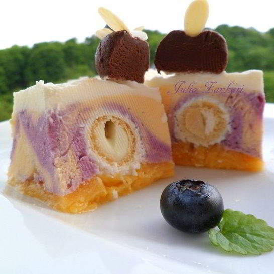 Рецепт мангова-черничного мороженого с конфетами рафаэлло с шоколадными шариками