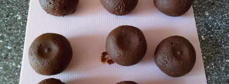 мангово-черничное мороженое с конфетами рафаэлло с шоколадными шариками. Шаг 10