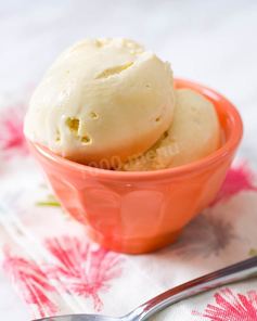 Мороженое в мороженице со сливками