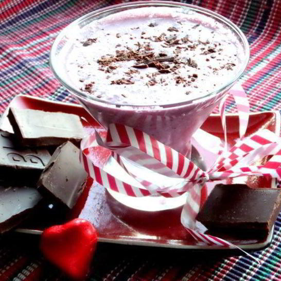 Рецепт прохладного коктейля из мороженого с черникой