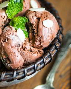 Шоколадно-миндальное мороженое