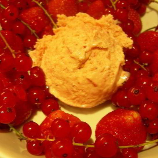 Рецепт сливочного мороженого с клубникой, белым шоколадом и апельсиновым ликером куантро