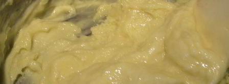 сливочное мороженое с клубникой, белым шоколадом и апельсиновым ликером куантро. Шаг 3