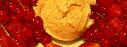 сливочное мороженое с клубникой, белым шоколадом и апельсиновым ликером куантро. Шаг 7