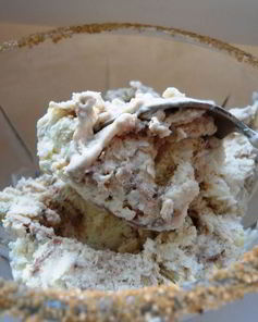 Тыквенное мороженое с корицей и шоколадным соусом