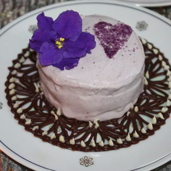 Рецепт ванильного мороженого с чернично-фиалковым ароматом на шоколадном блюдце