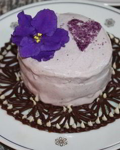 Ванильное мороженое с чернично-фиалковым ароматом на шоколадном блюдце