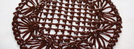 ванильное мороженое с чернично-фиалковым ароматом на шоколадном блюдце. Шаг 3