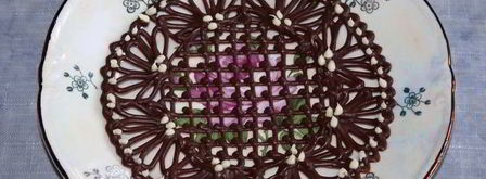 ванильное мороженое с чернично-фиалковым ароматом на шоколадном блюдце. Шаг 4