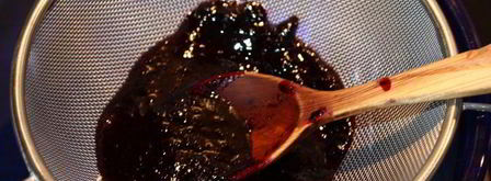 ванильное мороженое с чернично-фиалковым ароматом на шоколадном блюдце. Шаг 5