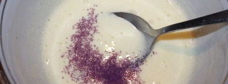 ванильное мороженое с чернично-фиалковым ароматом на шоколадном блюдце. Шаг 6