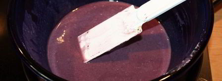 ванильное мороженое с чернично-фиалковым ароматом на шоколадном блюдце. Шаг 7