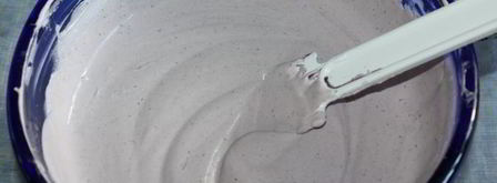 ванильное мороженое с чернично-фиалковым ароматом на шоколадном блюдце. Шаг 8