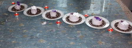 ванильное мороженое с чернично-фиалковым ароматом на шоколадном блюдце. Шаг 10