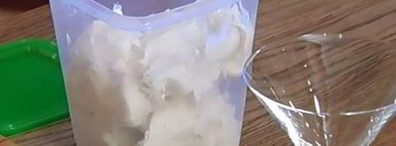 ванильное мороженое с карамельным соусом и миндальной нугой. Шаг 2