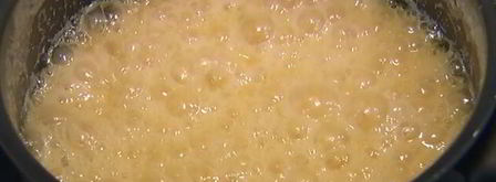 ванильное мороженое с карамельным соусом и миндальной нугой. Шаг 3