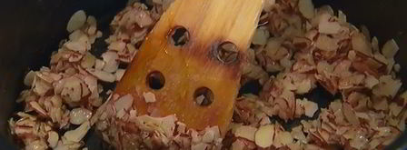 ванильное мороженое с карамельным соусом и миндальной нугой. Шаг 4