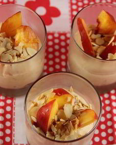 Персиковый мусс с медом и миндалем