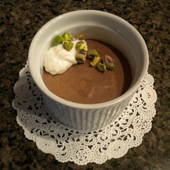 Рецепт шоколадного мусса с кремом и фисташками