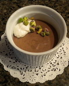 Шоколадный мусс с кремом и фисташками