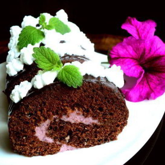 Рецепт шоколадного рулета с черничным муссом