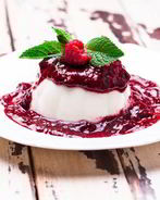 Ванильный мусс с малиновым соусом