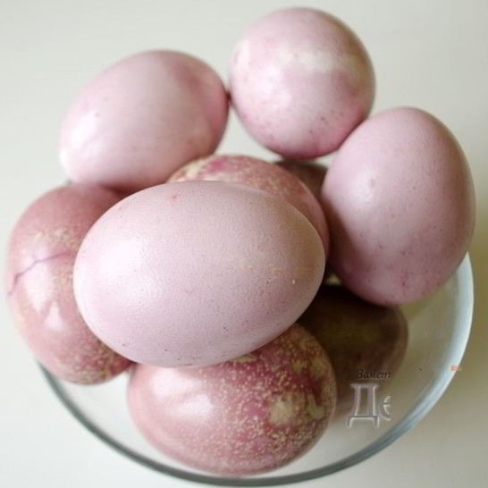 Рецепт красима пасхальные яйца в розовый цвет соком свеклы