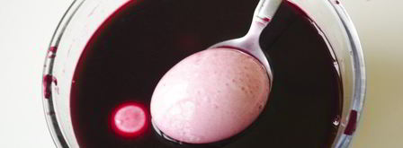 красим пасхальные яйца в розовый цвет соком свеклы. Шаг 4