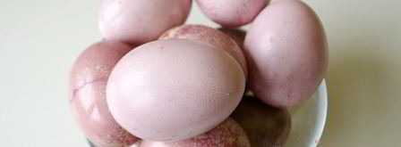 красим пасхальные яйца в розовый цвет соком свеклы. Шаг 7