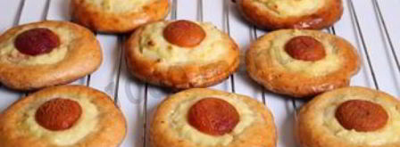 пасхальные булочки с кремом и абрикосами. Шаг 12