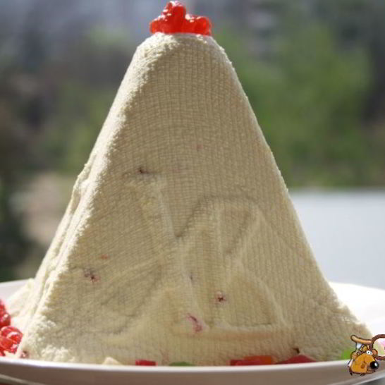 Рецепт сырой творожной пасхи с цукатами и вяленой вишней