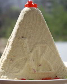 Сырая творожная пасха с цукатами и вяленой вишней