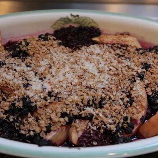 Рецепт персиков, запеченных с черникой и гречневыми хлопьями