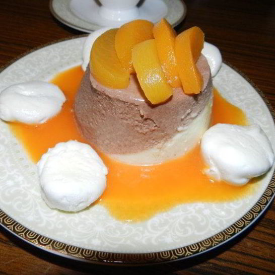 Рецепт шоколадна-фруктового баваруа с маринованными персиками, абрикосовым кули и нежнейшими меренгами