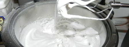 шоколадно-фруктовый баваруа с маринованными персиками, абрикосовым кули и нежнейшими меренгами. Шаг 6