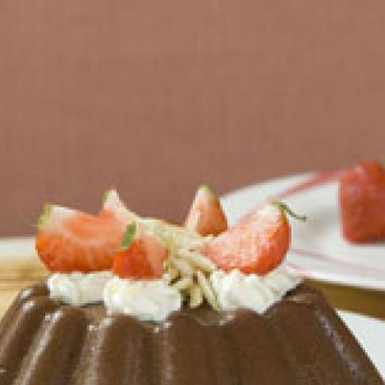 Рецепт шоколадного пудинга с клубникой