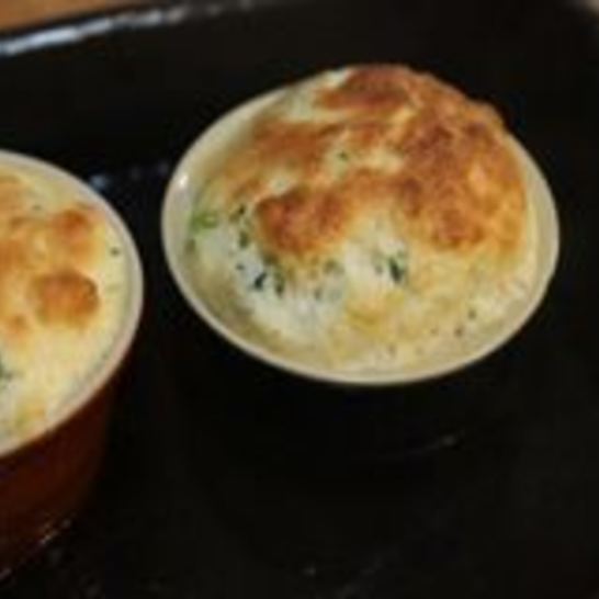 Рецепт сливочного суфле с зеленым луком и тимьяном