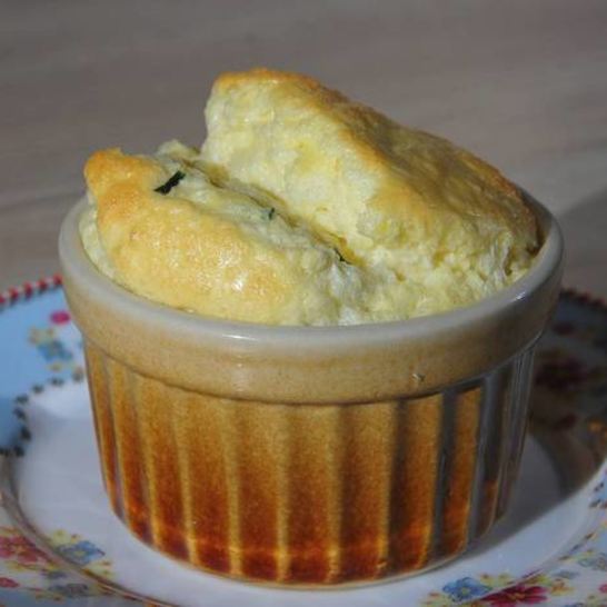 Рецепт сырного суфле с зеленым луком и кукурузной мукой