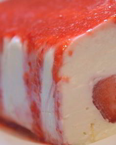 Творожный десерт с клубничным соусом