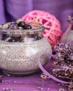 Ванильный чиа-пудинг с черникой и лавандой