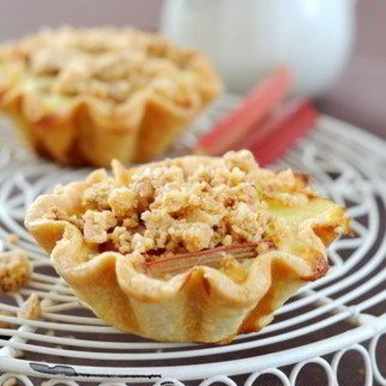 Рецепт запеченого десерта из клубники и ревеня с посыпкой из мацы