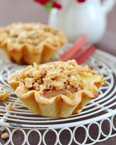 Запеченый десерт из клубники и ревеня с посыпкой из мацы