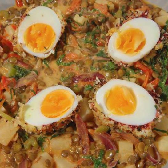 Рецепт чечевицы с тушеными овощами и яйцами в специях